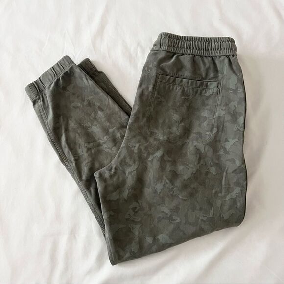 Athleta Pants - Athleta Farallon jogger women’s size 8 P green camo